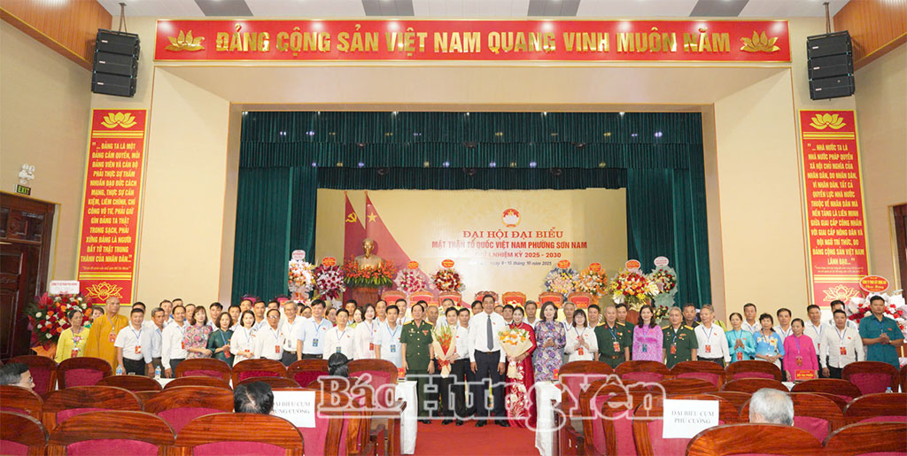 Các đại biểu chụp ảnh lưu niệm cùng Ủy ban MTTQ Việt Nam phường Sơn Nam, nhiệm kỳ 2025 - 2030 (ảnh Vi Ngoan)