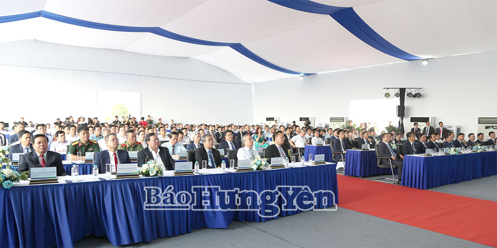 Các đại biểu dự lễ khởi công.