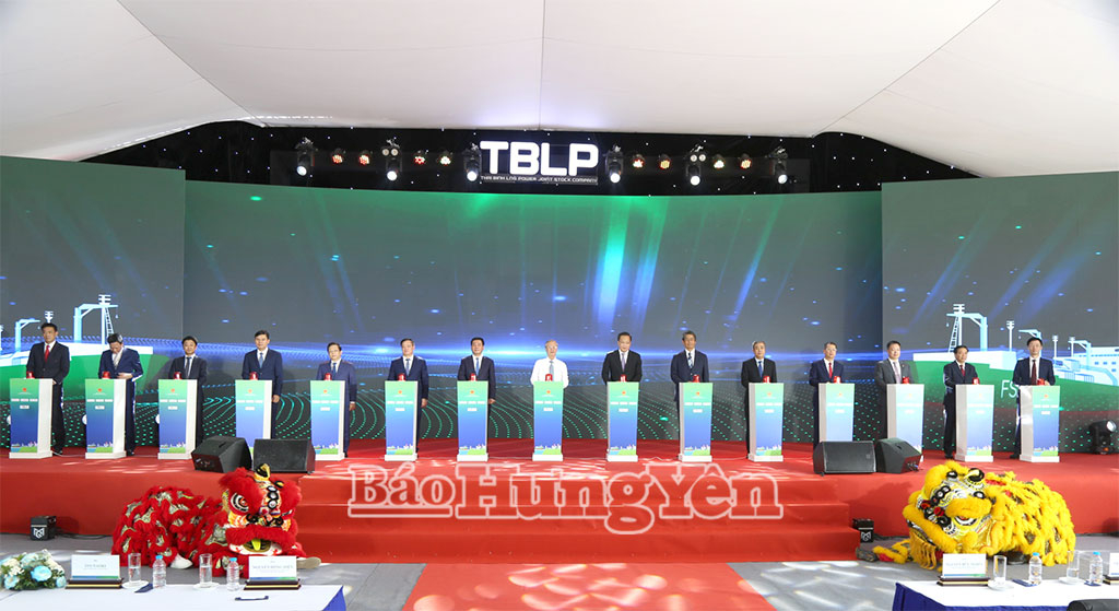 Các đại biểu thực hiện nghi thức khởi công công trình.