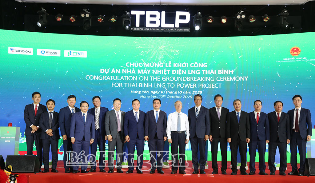 Các đại biểu chụp ảnh lưu niệm tại lễ khởi công.