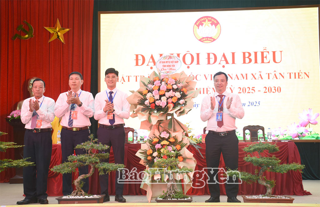 Đại diện Ủy ban MTTQ Việt Nam tỉnh tặng hoa chúc mừng Đại hội đại biểu MTTQ Việt Nam xã Tân Tiến nhiệm kỳ 2025 - 2030.