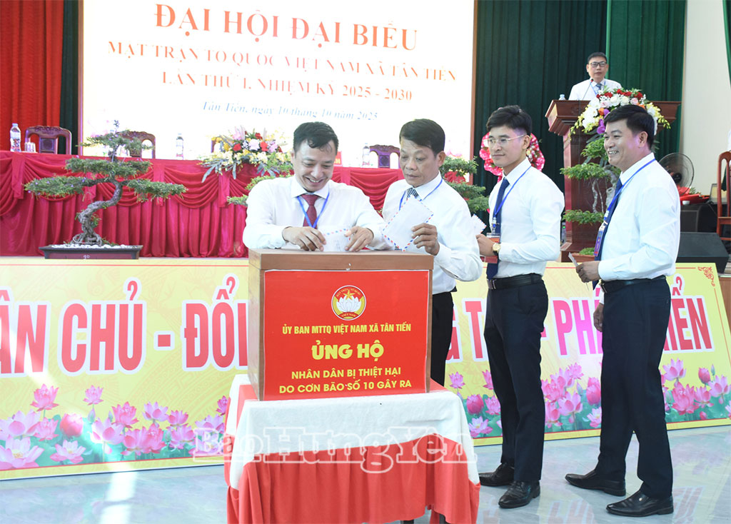 Các đại biểu dự Đại hội đại biểu MTTQ Việt Nam xã Tân Tiến nhiệm kỳ 2025 - 2030 ủng hộ đồng bào bị thiệt hại do bão số 10 gây ra.