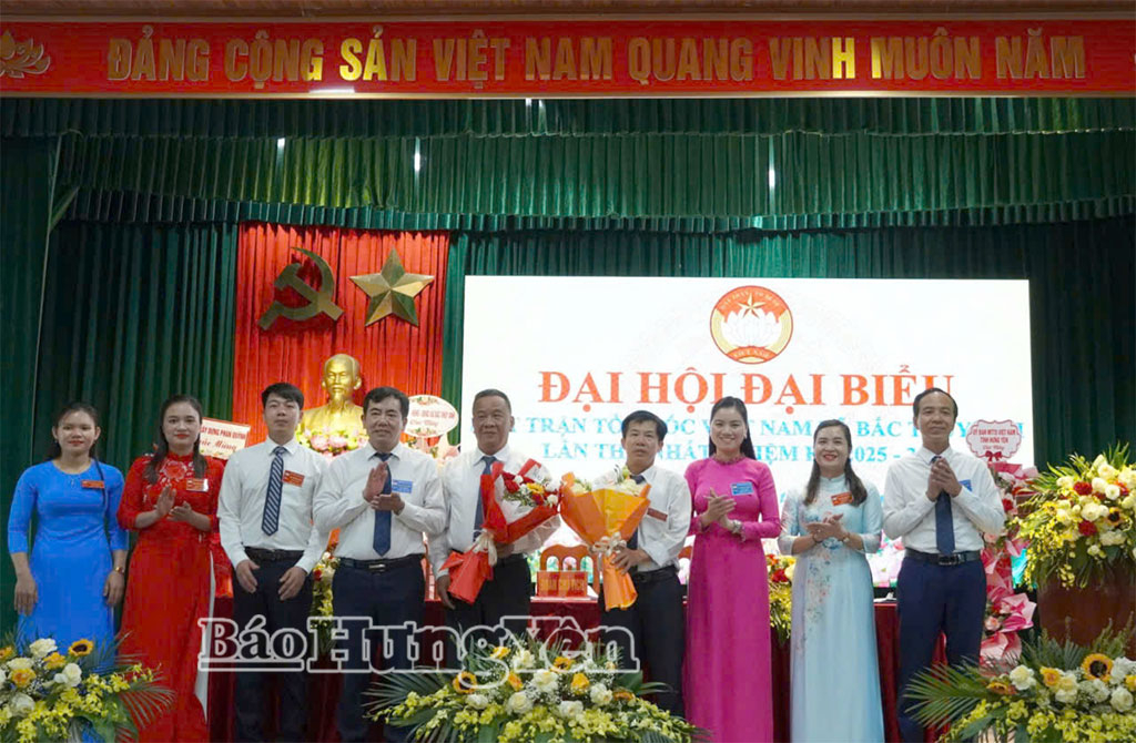 Các đại biểu chụp ảnh lưu niệm cùng Ủy ban MTTQ Việt Nam xã Bắc Thụy Anh khóa I, nhiệm kỳ 2025 – 2030.