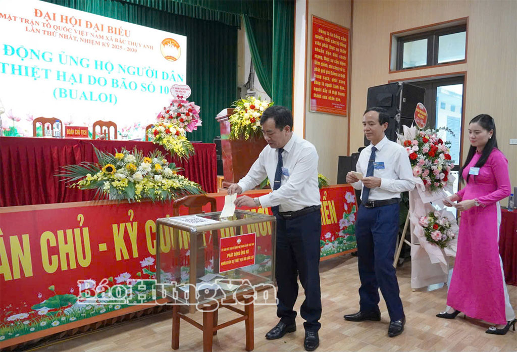 Các đại biểu dự Đại hội đại biểu MTTQ Việt Nam lần thứ I, nhiệm kỳ 2025 - 2030 xã Bắc Thụy Anh ủng hộ đồng bào bị thiệt hại do bão số 10 gây ra.