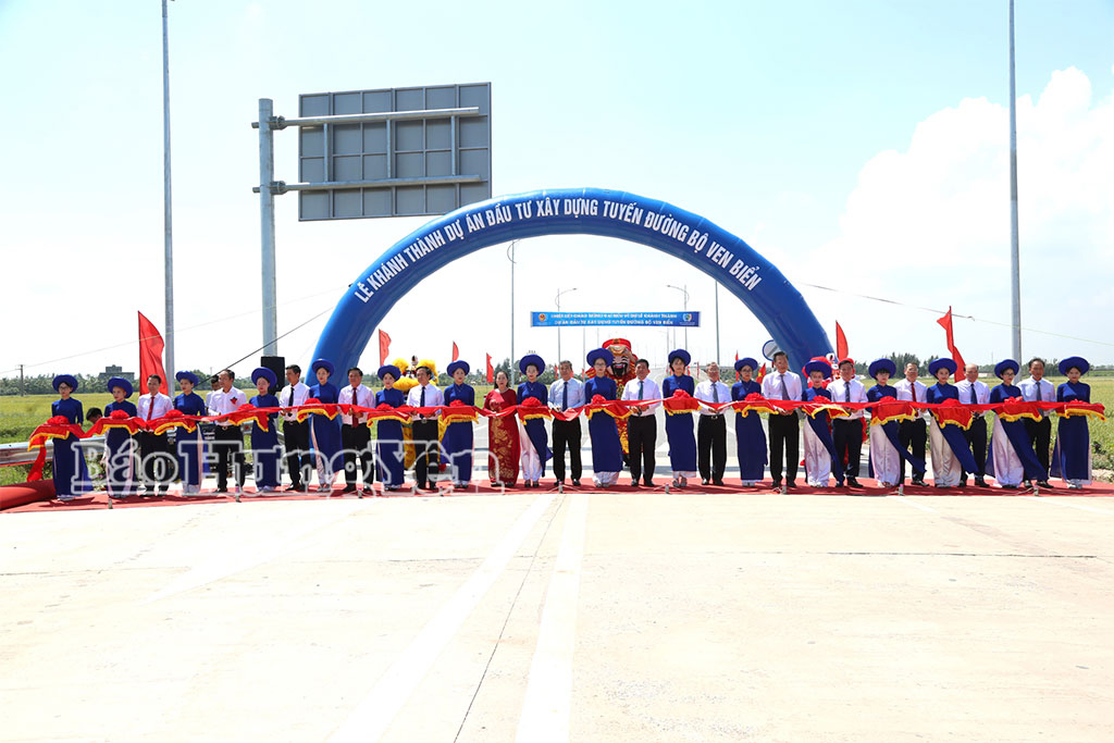 Các đại biểu thực hiện nghi thức cắt băng khánh thành dự án đầu tư xây dựng tuyến đường bộ ven biển.