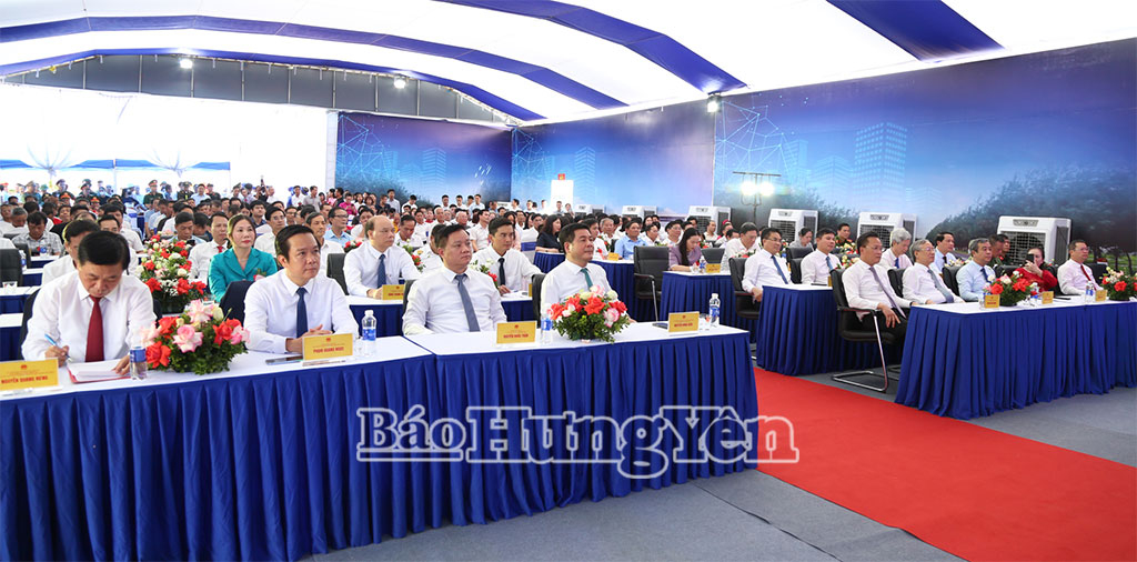 Các đại biểu dự lễ khánh thành.