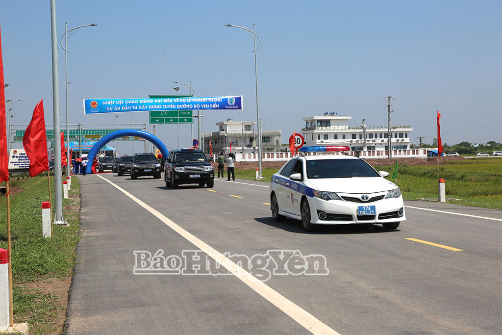 Các đại biểu thực hiện nghi thức thông xe tuyến đường bộ ven biển.