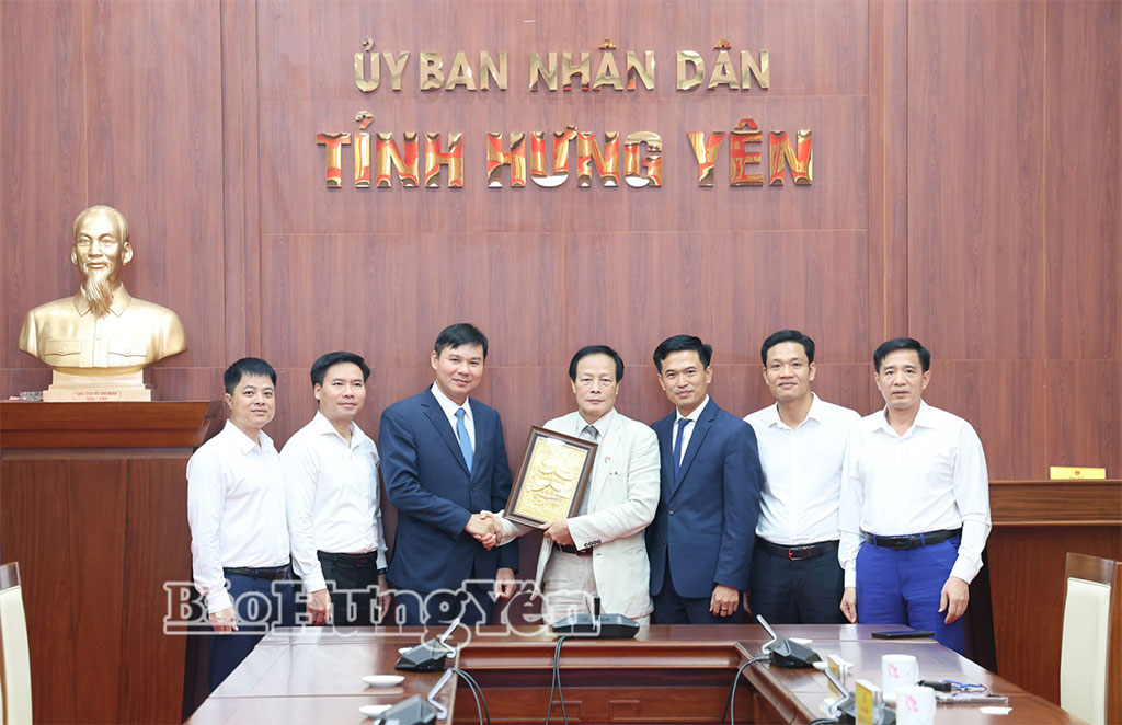 Đồng chí Phó Chủ tịch UBND tỉnh Nguyễn Lê Huy và các đại biểu trao quà lưu niệm tặng đoàn đại biểu Hội đồng hương Hưng Yên tại Cộng hòa Séc.
