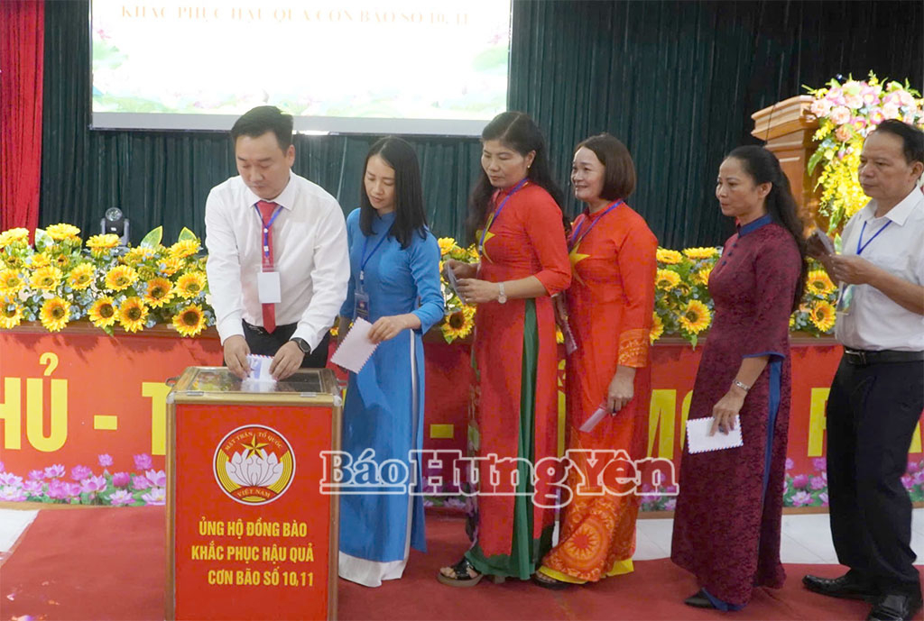 Các đại biểu dự Đại hội đại biểu MTTQ Việt Nam xã Việt Tiến lần thứ I, nhiệm kỳ 2025 - 2030 tham gia ủng hộ đồng bào khắc phụ hậu quả do bão số 10 và 11 gây ra.