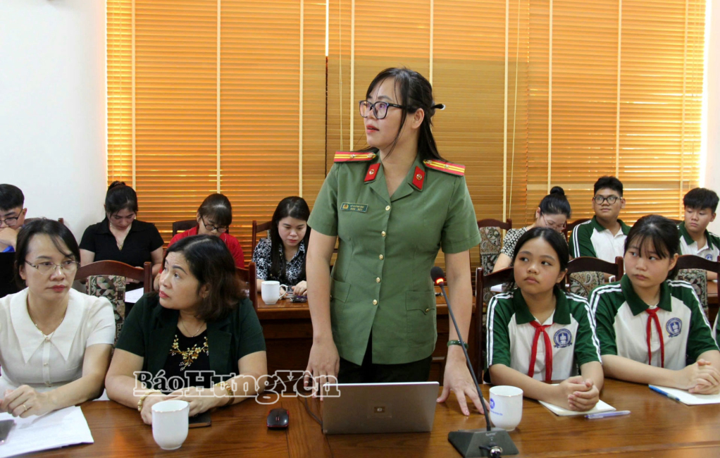 Giảng viên truyền đạt  tại hội nghị.