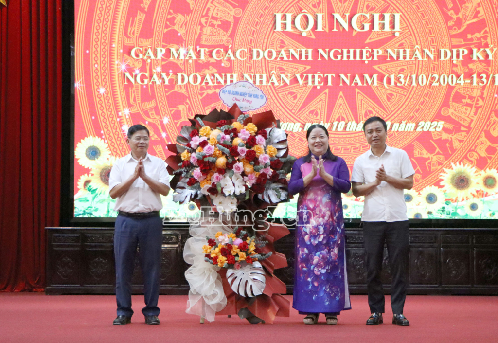 Lãnh đạo Hiệp hội Doanh nghiệp tỉnh tặng hoa chúc mừng doanh nghiệp, doanh nhân xã Kiến Xương.