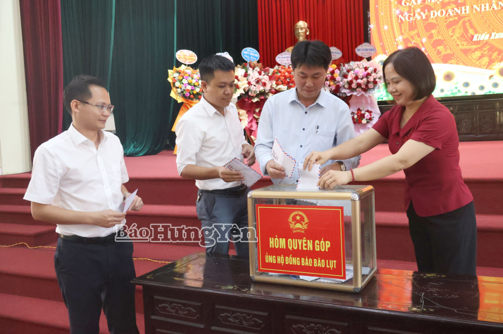 Các đại biểu ủng hộ đồng bào khắc phục hậu quả do mưa bão gây ra.