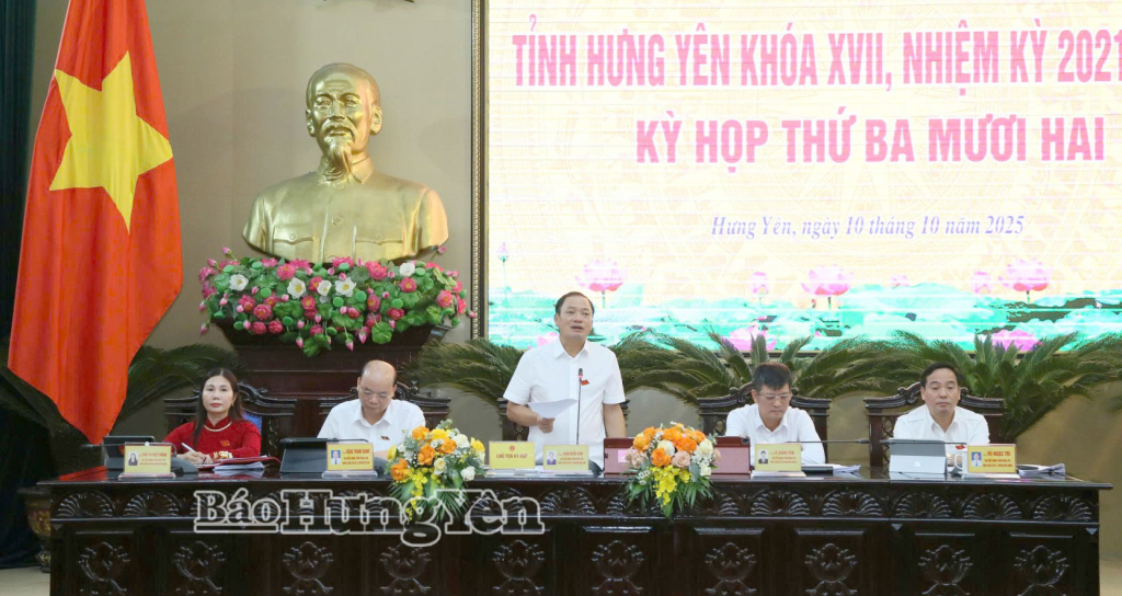 Đồng chí Trần Quốc Văn, Phó Bí thư Tỉnh ủy, Chủ tịch HĐND tỉnh điều hành kỳ họp.