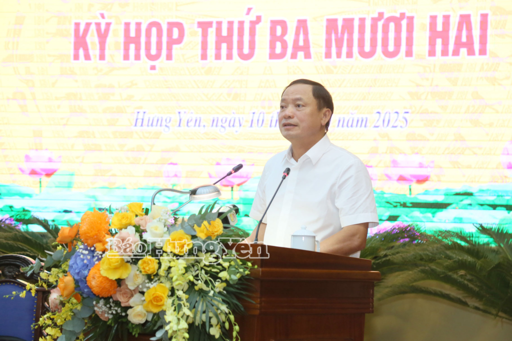 Đồng chí Trần Quốc Văn, Phó Bí thư Tỉnh ủy, Chủ tịch HĐND tỉnh phát biểu tại kỳ họp.