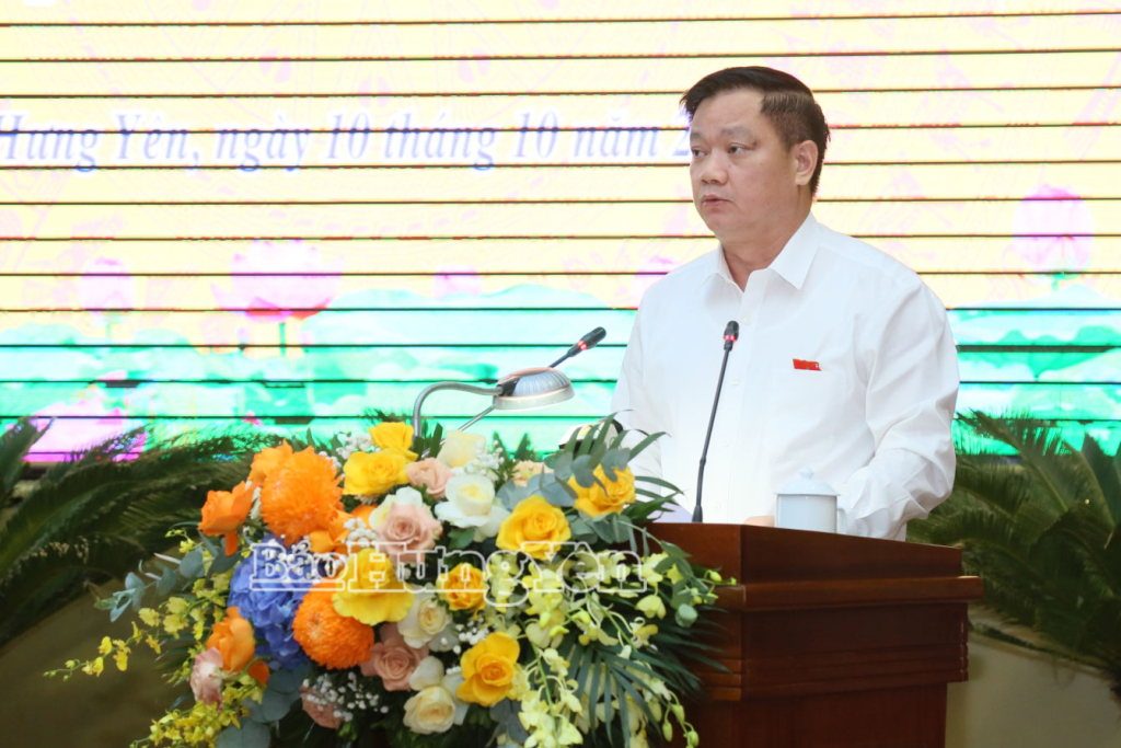 Đồng chí Nguyễn Khắc Thận, Phó Bí thư Tỉnh ủy, Chủ tịch UBND tỉnh trình bày Tờ trình giới thiệu nhân sự bầu chức vụ Phó Chủ tịch UBND tỉnh khóa XVII, nhiệm kỳ 2021 – 2026.