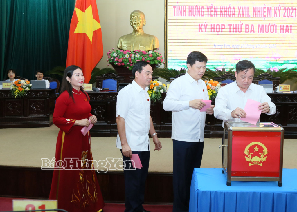Các đại biểu HĐND tỉnh bỏ phiếu bầu bổ sung chức vụ Phó Chủ tịch UBND tỉnh khóa XVII, nhiệm kỳ 2021 – 2026.
