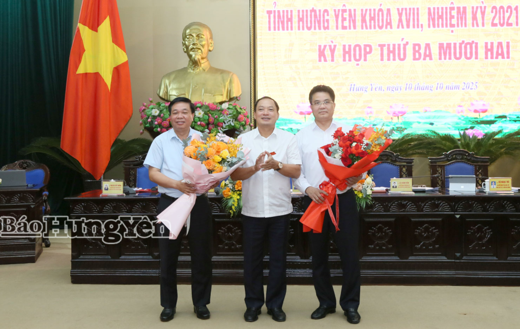 Đồng chí Trần Quốc Văn, Phó Bí thư Tỉnh ủy, Chủ tịch HĐND tỉnh tặng hoa chúc mừng các đồng chí được bầu giữ chức vụ mới.