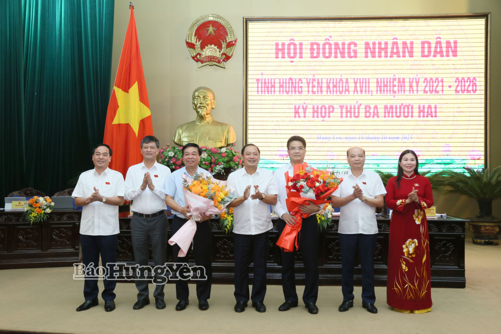 Lãnh đạo HĐND tỉnh tặng hoa chúc mừng các đồng chí được bầu giữ chức vụ mới.