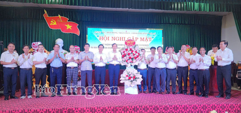 Lãnh đạo Hội Doanh nghiệp tỉnh, phường Trà Lý tặng hoa chúc mừng Ban vận động thành lập Hội Doanh nghiệp phường. Ảnh: Minh Nguyệt
