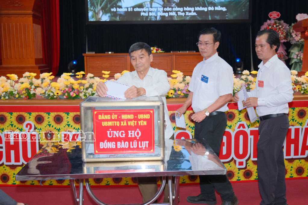 Các đại biểu  dự Đại hội đại biểu MTTQ Việt Nam xã Việt Yên lần thứ I, nhiệm kỳ 2025 - 2030  ủng hộ đồng bào bị thiệt hại do bão số 10 gây ra.