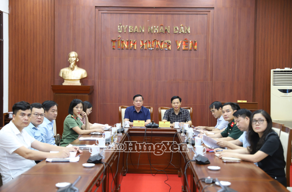 Đồng chí Nguyễn Khắc Thận, Phó Bí thư Tỉnh ủy, Chủ tịch UBND tỉnh và đồng chí Lại Văn Hoàn, Phó Chủ tịch UBND tỉnh dự  phiên họp tại điểm cầu tỉnh Hưng Yên.