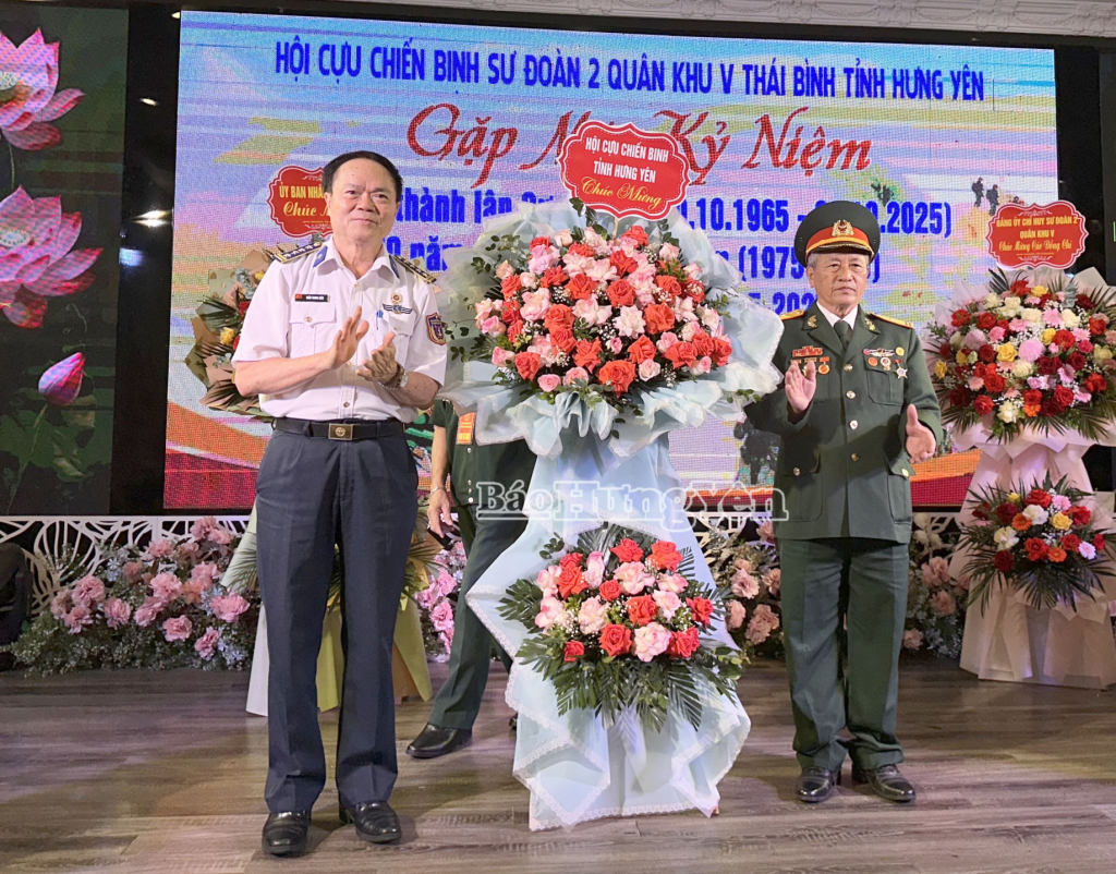 Lãnh đạo Hội Cựu chiến binh tỉnh Hưng Yên tặng hoa chúc mừng.