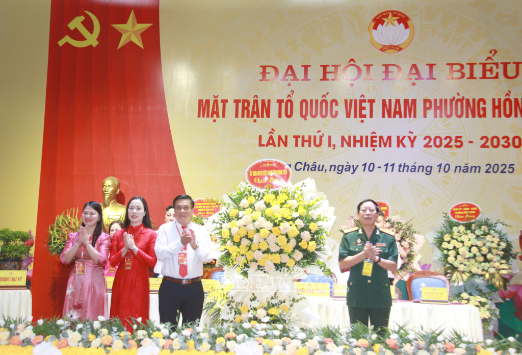 Đại diện Ban Thường trực Ủy ban MTTQ Việt Nam tỉnh Hưng Yên tặng hoa chúc mừng Đại hội đại biểu MTTQ Việt Nam phường Hồng Châu lần thứ I, nhiệm kỳ 2025 - 2030.Ảnh: Vi Ngoan