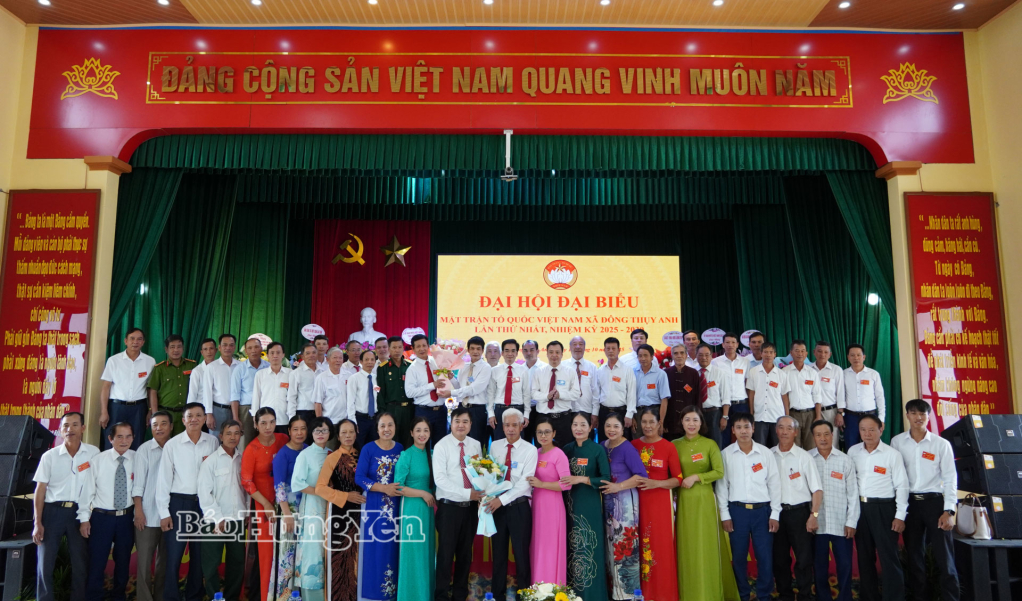 Các đại biểu chụp ảnh lưu niệm cùng Ủy ban MTTQ Việt Nam xã Đông Thụy Anh khóa I, nhiệm kỳ 2025 – 2030. Ảnh: Nguyễn Thắm