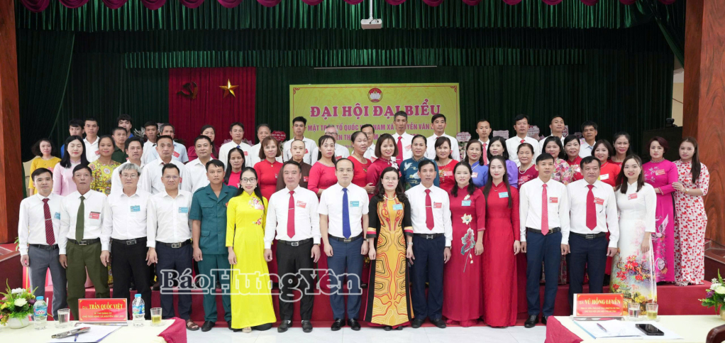 Các đại biểu chụp ảnh lưu niệm với Ủy ban MTTQ Việt Nam xã Nguyễn Văn Linh khóa I, nhiệm kỳ 2025 - 2030. Ảnh: Hương Giang