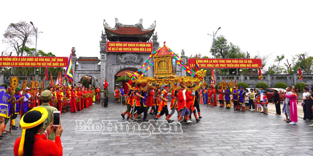 Nhân dân địa phương, du khách thập phương dự lễ hội truyền thống đền A Sào.