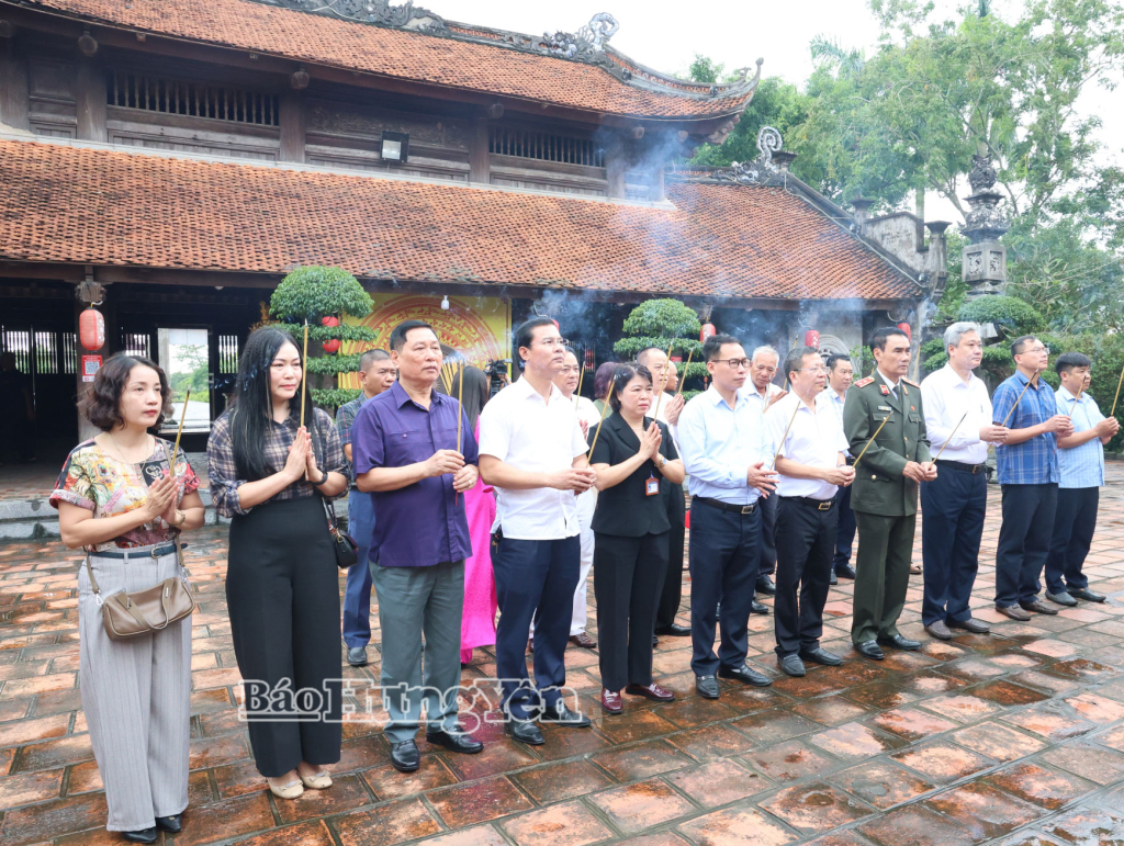Các đại biểu dâng hương tại Di tích quốc gia đặc biệt Khu lăng mộ và đền thờ các vị vua triều Trần, xã Long Hưng.
