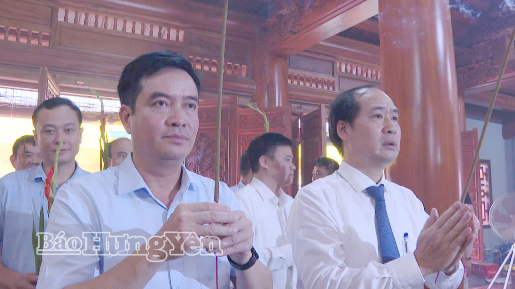 Các đại biểu dâng hương tưởng nhớ Quốc Công Tiết Chế Hưng Đạo Đại Vương Trần Quốc Tuấn.