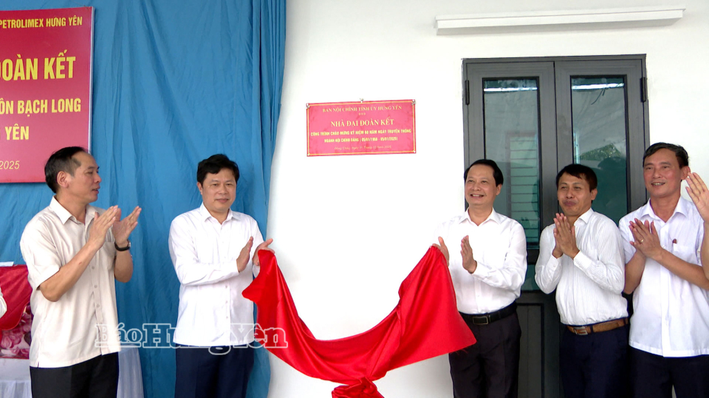 Các đồng chí: Phó Bí thư Thường trực Tỉnh ủy Trần Quốc Toản, Trưởng ban Nội chính Tỉnh ủy Hoàng Thái Phúc cùng các đại biểu thực hiện nghi thức khánh thành nhà 