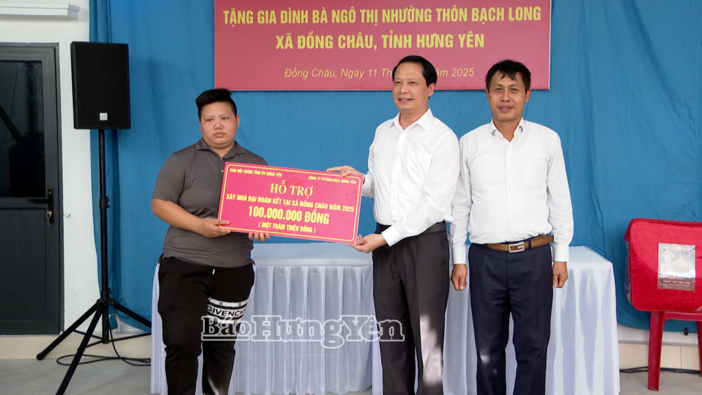 Đại diện lãnh đạo Ban Nội chính Tỉnh ủy và Công ty TNHH một thành viên Xăng dầu Hưng Yên trao tiền hỗ trợ xây nhà.