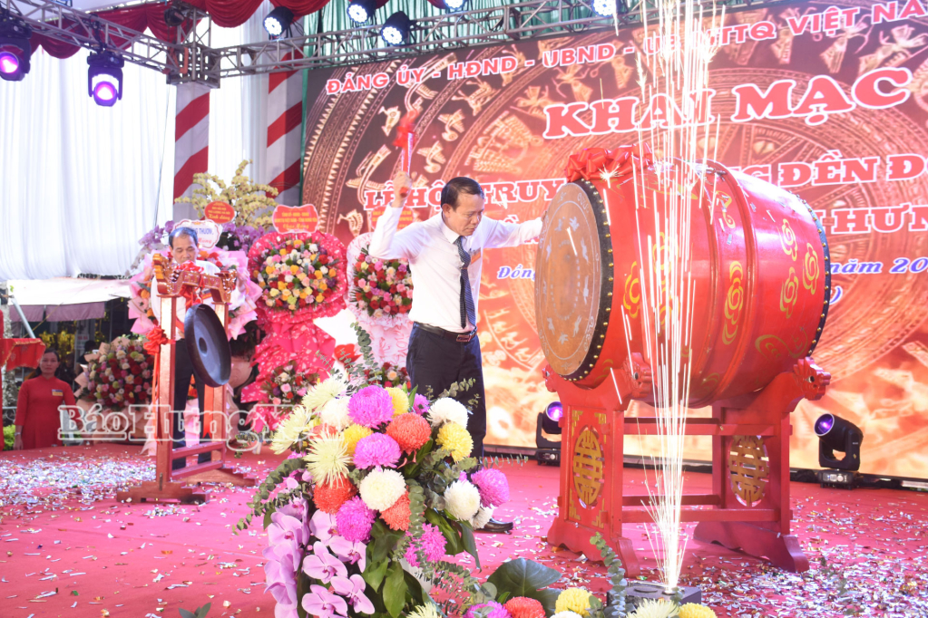 Lãnh đạo xã Đồng Bằng gióng trống, khua chiêng khai mạc lễ hội.