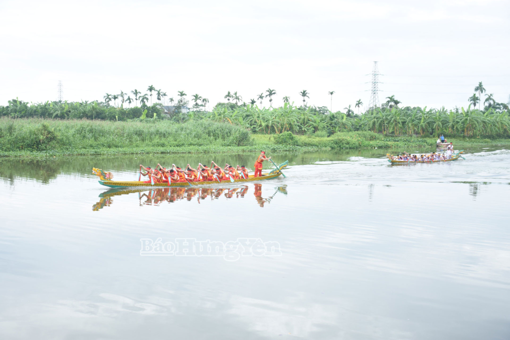 Thi bơi trải là nét văn hóa đặc sắc trong lễ hội truyền thống đền Đồng Bằng.