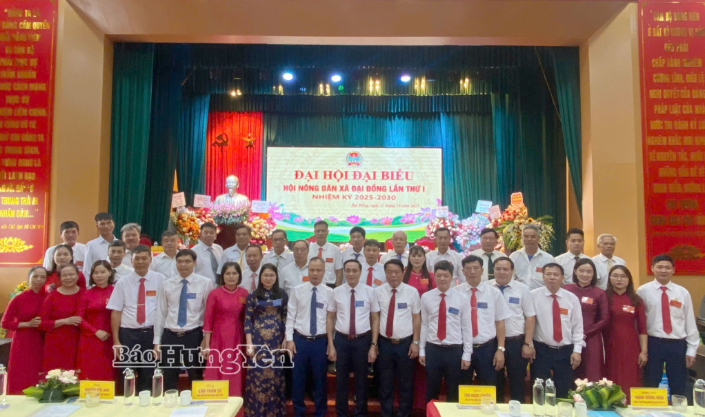 Các đại biểu chụp ảnh lưu niệm cùng Ban Chấp hành Hội nông dân xã Đại Đồng, nhiệm kỳ 2025 - 2030.