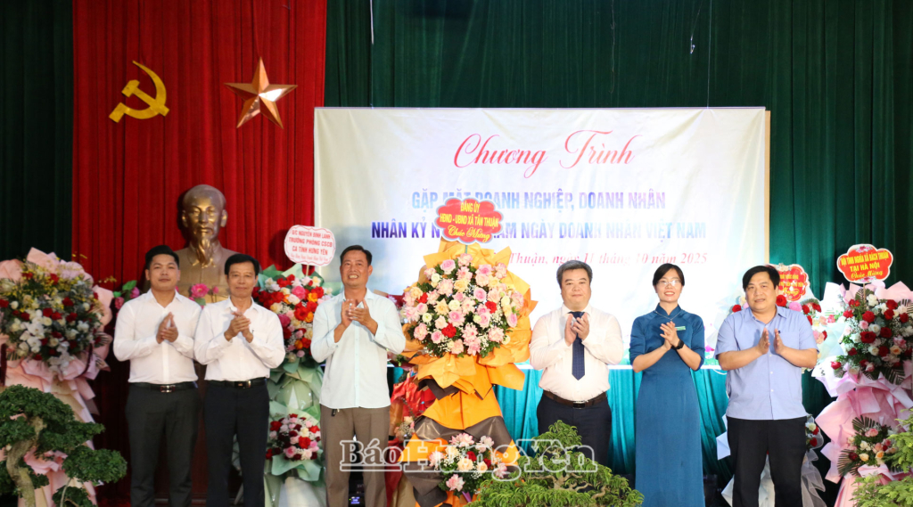 Lãnh đạo xã Tân Thuận tặng hoa chúc mừng các doanh nghiệp, doanh nhân.