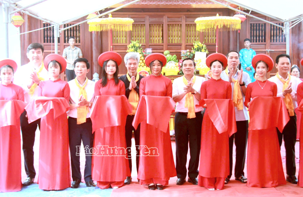 Các đại biểu cắt băng khánh thành hậu cung Đền Quốc mẫu Âu Cơ. Ảnh: Vi Ngoan 