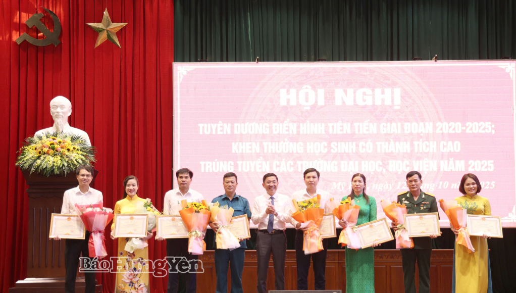 Lãnh đạo phường Mỹ Hào trao Giấy khen tặng các tập thể có thành tích tiêu biểu trong phong trào thi đua yêu nước giai đoạn 2020 - 2025.