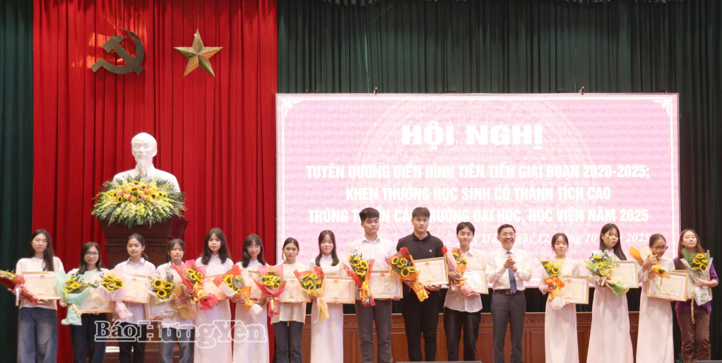 Lãnh đạo phường Mỹ Hào trao Giấy khen tặng các học sinh có thành tích cao trúng tuyển vào các trường đại học, học viện năm 2025 .