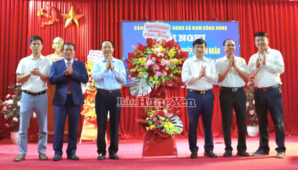 Lãnh đạo Hiệp hội Doanh nghiệp tỉnh tặng hoa chúc mừng đại diện doanh nghiệp xã Nam Đông Hưng.