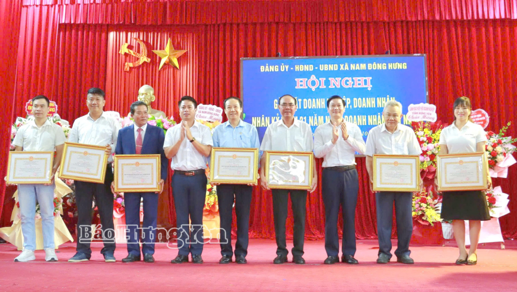 Lãnh đạo xã Nam Đông Hưng trao giấy khen cho các doanh nghiệp, doanh nhân tiêu biểu.
