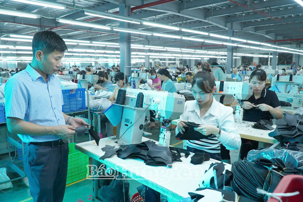 Anh Nguyễn Mạnh Duân, Giám đốc Công ty TNHH Sản xuất và Thương mạiBảo hộ Lan Phú (xã Đông Hưng) kiểm tra tình hình sản xuất tại xưởng sản xuấtgiày bảo hộ lao động