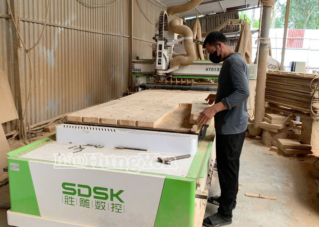 Công nhân Công ty TNHH Sản xuất và Thương mại Hoàng Long (xã Lạc Đạo) sản xuất bàn Billiards.