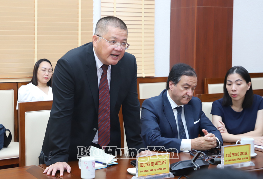 Đại sứ Việt Nam tại Bồ Đào Nha phát biểu tại buổi làm việc.