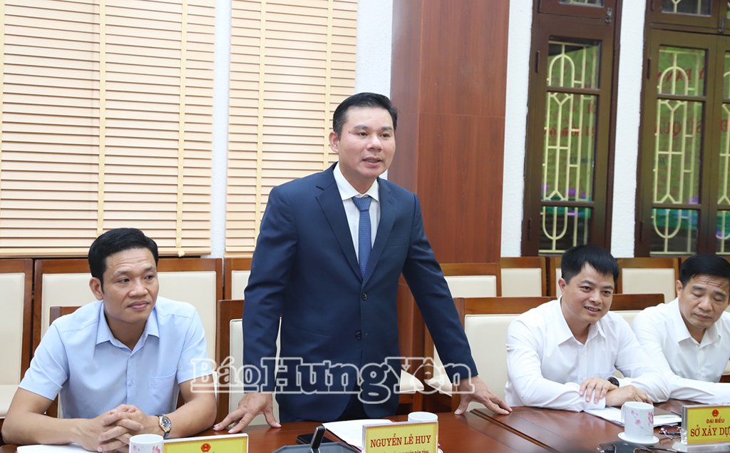 Phó Chủ tịch UBND tỉnh Nguyễn Lê Huy phát biểu tại buổi làm việc.
