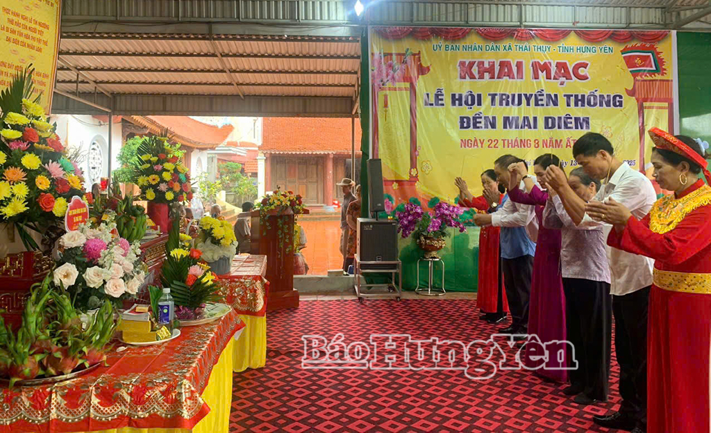 Người dân xã Thái Thụy đến dâng hương tại lễ hội truyền thống đền Mai Diêm năm 2025.