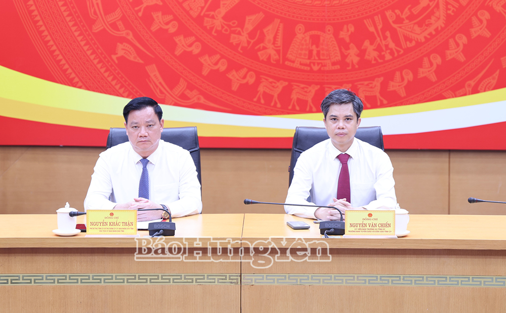 Đồng chí Chủ tịch UBND tỉnh Nguyễn Khắc Thận và đồng chí Trưởng ban Tuyên giáo và Dân vận Tỉnh ủy Nguyễn Văn Chiến chủ trì hội nghị.