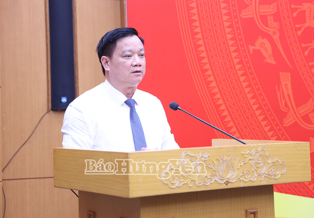 Đồng chí Nguyễn Khắc Thận, Phó Bí thư Tỉnh ủy, Bí thư Đảng ủy, Chủ tịch UBND tỉnh phát biểu tại hội nghị.